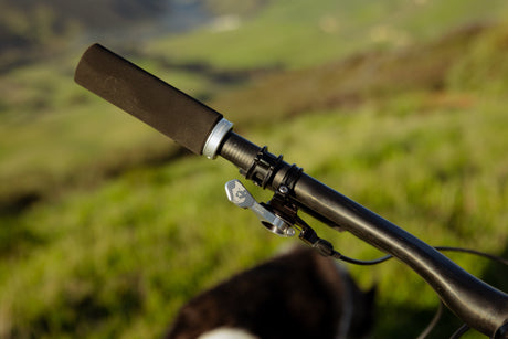 Wolf Tooth Fat Paw Lock - On Grips Red